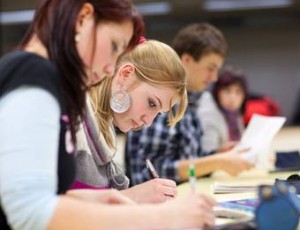 Studenten erhalten bei den Banken oftmals aufgrund mangelndem Einkommen keinen Sofortkredit